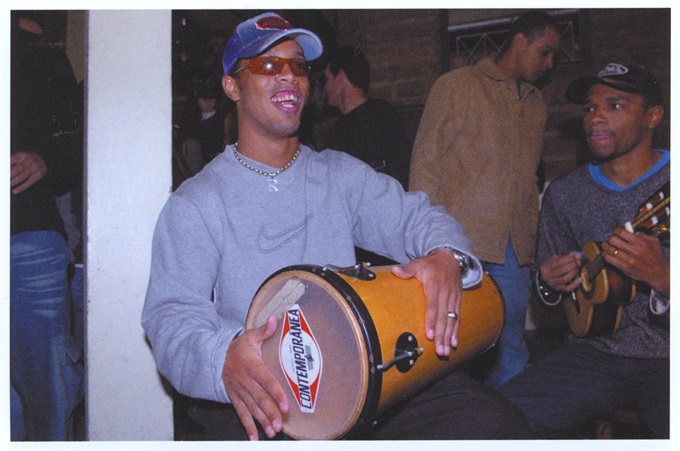 Ronaldinho đánh trống bongo tới tận sáng