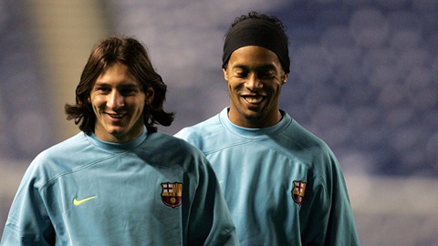 Ronaldinho l&244;i k&233;o Messi v&224;o lối sống hư hỏng