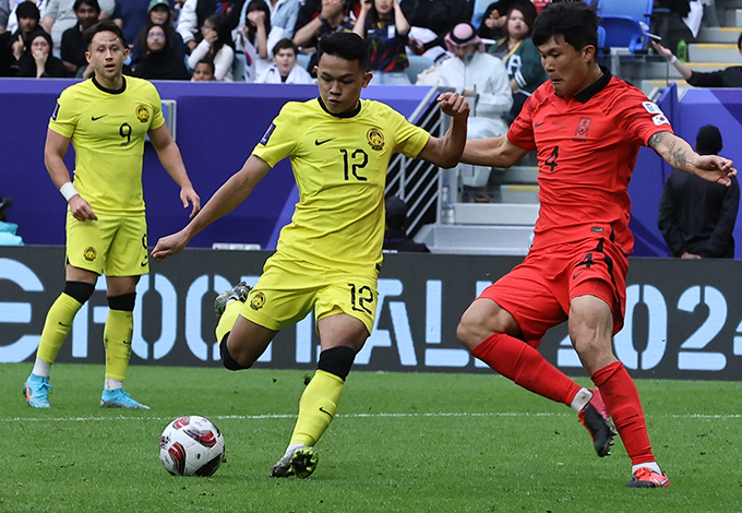 Hàn Quốc (áo đỏ) có trận hòa đầy bất ngờ trước Malaysia 
