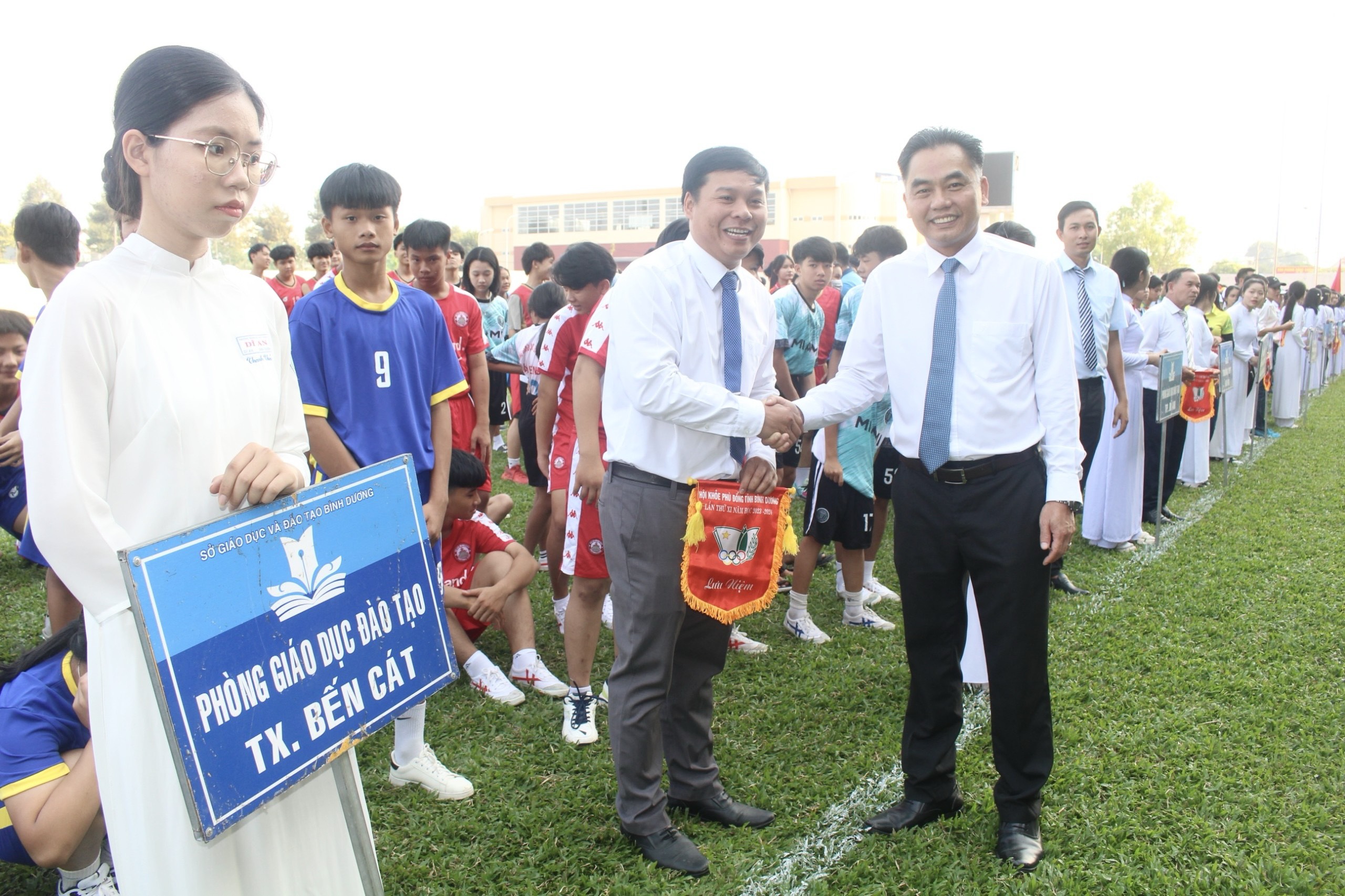 Ông Nguyễn Lộc Hà - Phó Chủ tịch UBND tỉnh trao cờ lưu niệm cho các đoàn thể thao 