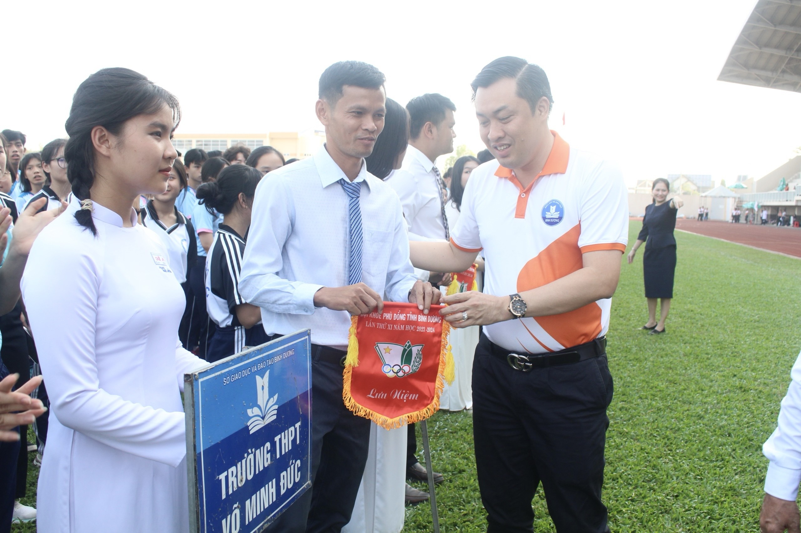 Ông Cao Văn Chóng - PGĐ Sở Văn hóa, Thể thao và Du lịch trao cờ lưu niệm cho các đoàn thể thao