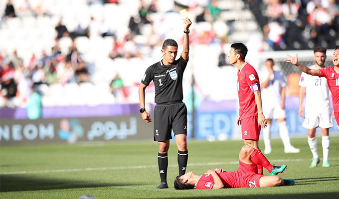 Văn Khang sẽ bị treo giò ở trận lượt đi trận gặp Indonesia tại vòng loại World Cup 2026 - Ảnh: Anh Khoa 