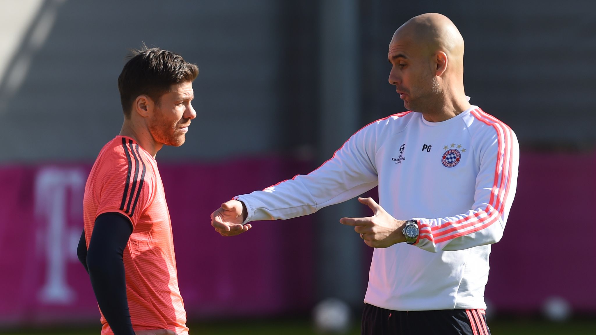 Pep Guardiola là một HLV cũng đã huấn luyện Xabi ở Bayern Munich