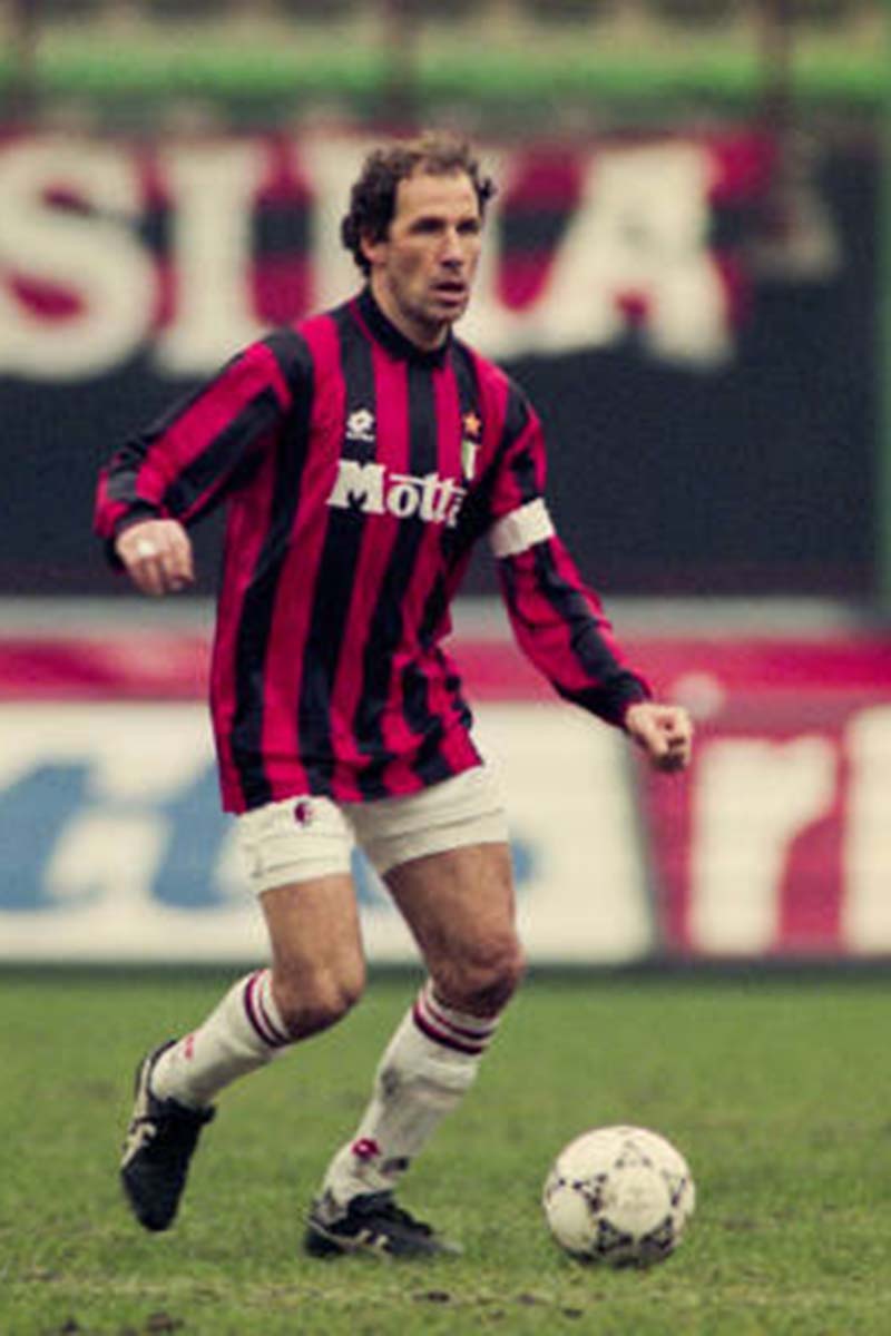 7. Franco Baresi: Giống như Baggio, Baresi cũng là một tên tuổi huyền thoại trong bóng đá Italia và là một trong những cầu thủ được yêu thích nhất trong lịch sử của AC Milan. Sau khi dành toàn bộ sự nghiệp 20 năm với câu lạc bộ, số áo 6 đã ngay lập tức được treo vĩnh viễn khi ông giải nghệ.