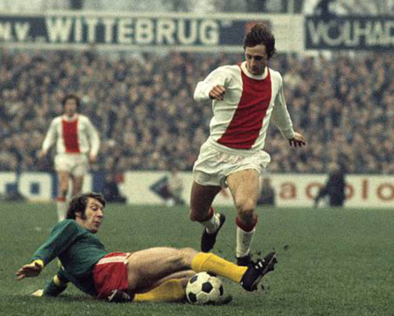 3. Johan Cruyff: Ông đã cùng Ajax Amsterdam giành 6 danh hiệu vô địch quốc gia Hà Lan và 3 chức vô địch Cúp C1 liên tiếp từ năm 1971 đến 1973. Sau khi Cruyff qua đời vào năm 2016 thì Ajax quyết định treo chiếc áo số 14 vĩnh viễn.