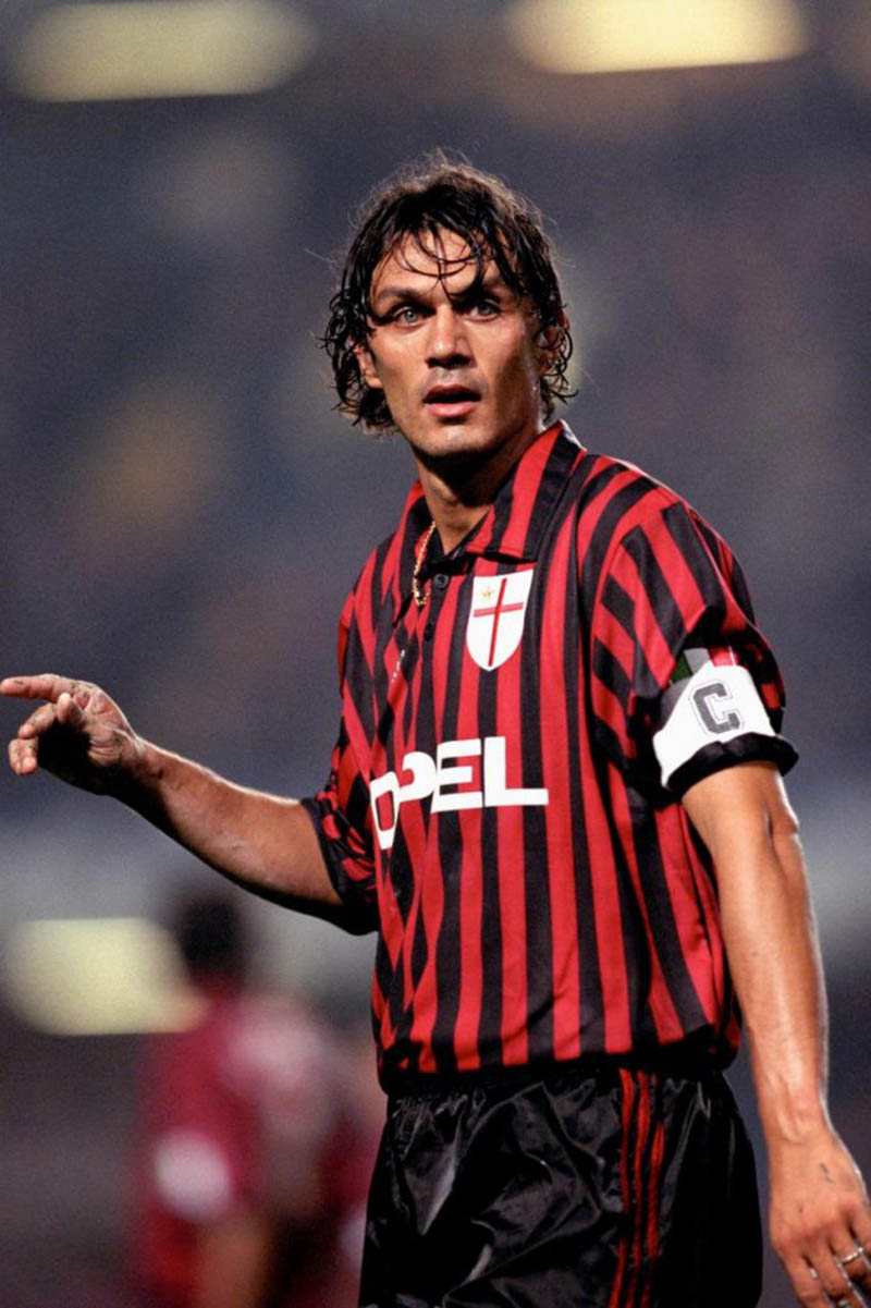 5. Paolo Maldini: Khi còn thi đấu, ông là một đối tác tuyệt vời của Franco Baresi trong hàng phòng ngự của Milan. Sau khi Maldini giải nghệ vào năm 2009, chiếc áo số 3 của ông cũng được CLB cũ đưa vào phòng truyền thống và không sử dụng