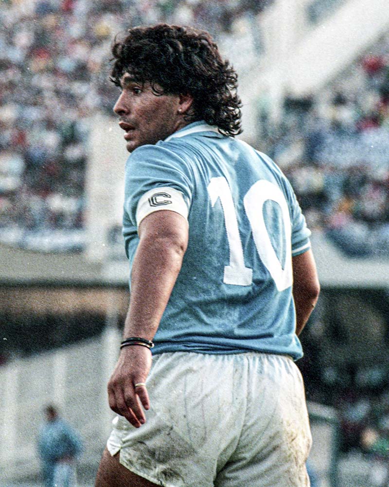 1. Diego Maradona. Ông được thần tượng hóa trong suốt 7 năm chơi bóng tại Napoli. Chiếc số áo 10 của ông được treo vĩnh viễn và sân vận động cũng được đổi tên sau khi ông mất ngày vài ngày vào tháng 12/2020. 
