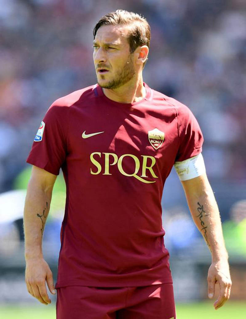 10. Francesco Totti. Ông đã dành cả sự nghiệp kéo dài 24 năm để thi đấu cho AS Roma. Khi Totti giải nghệ, đội bóng thủ đô quyết định treo chiếc áo số 10 mà Totti từng sử dụng từ năm 1997 đến năm 2017.