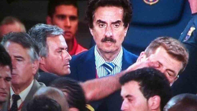 Mourinho với hành động xấu xí "chọc mắt" cố HLV Vilanova của Barca