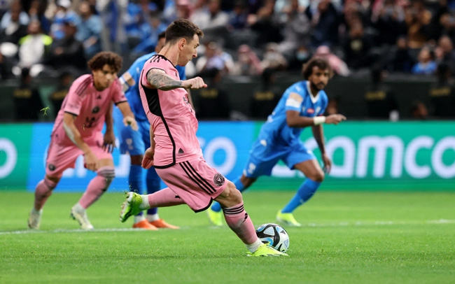 Messi giải khát bàn thắng trên chấm phạt đền