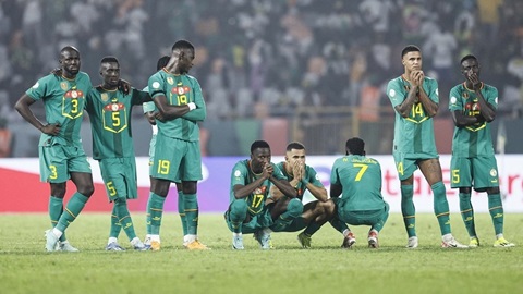 Cặp cầu thủ Senegal bị cho là 'diễn' cảnh ngôn tình
