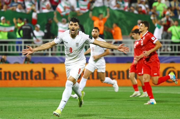 Niềm vui của tuyển thủ Iran khi có bàn mở tỷ số trên chấm phạt đền