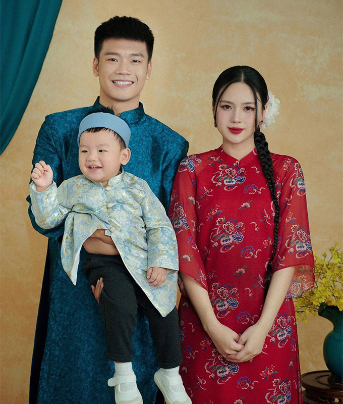 Gia đình Thành Chung trong bộ ảnh chào Tết 2024 