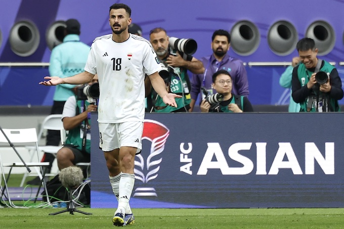Gương mặt đầy kinh ngạc của tuyển thủ Iraq khi nhận thẻ đỏ
