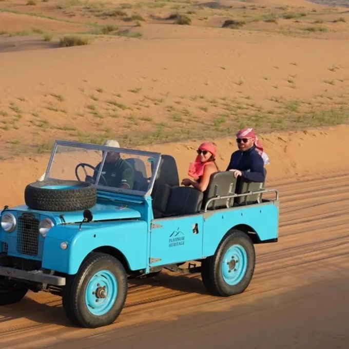 Cựu HLV Birmingham City trải nghiệm ngồi xe ô tô băng qua sa mạc