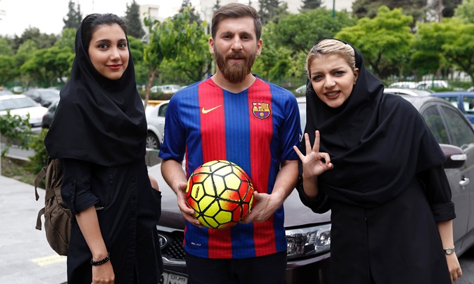 "Messi Iran" được các fan nữ vây quanh