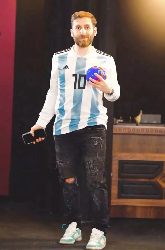 Ngoại hình giống Messi giúp Reza Paratesh có nhiều hợp đồng quảng cáo