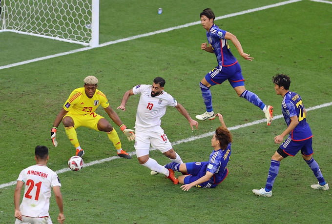 Iran (áo trắng) đã loại Nhật Bản ở trận tứ kết
