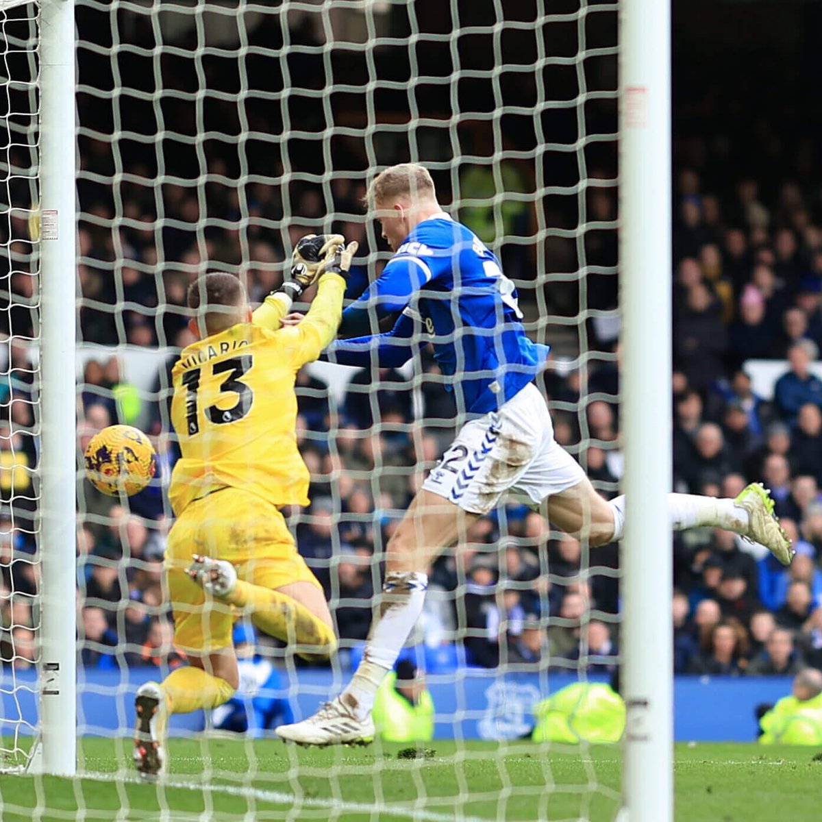 Jarrad Branthwaite gỡ hòa cho Everton ở phút 94 khiến Tottenham mất 2 điểm cay đắng
