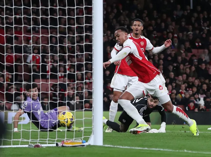 Bộ đôi trung vệ và thủ môn của Arsenal biếu không bàn gỡ hòa cho Diaz