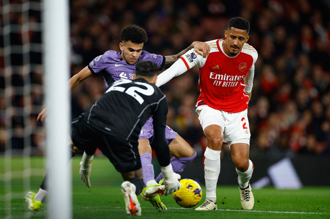 Diaz ghi bàn gỡ hòa 1-1 ở trận Arsenal vs Liverpool do sự không hiểu ý của các cầu thủ phòng ngự bên phía đội chủ nhà