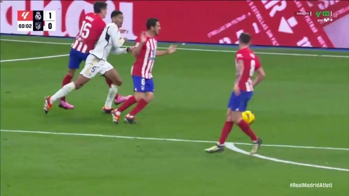 Theo cựu trọng tài Iturralde Gonzalez, lẽ ra Real Madrid còn phải được hưởng penalty trong tình huống Savic đẩy ngã Bellingham.