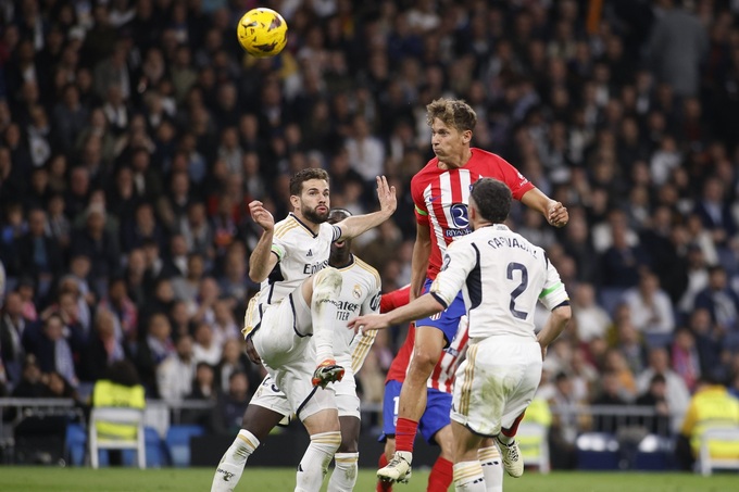 Cặp trung vệ cọc cạch Nacho - Carvajal của Real Madrid hoàn toàn lép vế trong những pha không chiến.