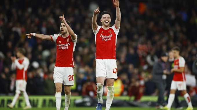 Jorginho (trái) chỉ huy hàng tiền vệ Arsenal trong chiến thắng thuyết phục trước Liverpool