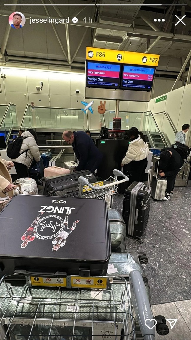  Jesse Lingard khiến người hâm mộ bất ngờ vì đăng tải hình ảnh ra sân bay di chuyển đến Hàn Quốc. Chuyến bay của Korean Air sẽ giúp cựu ngôi sao MU đến xứ kim chi.  