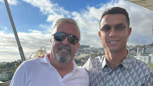 Jose Andrade chụp ảnh chung cùng Ronaldo