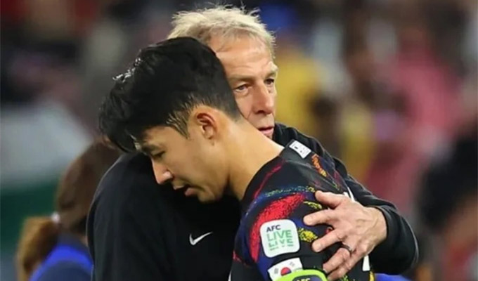 Klinsmann an ủi Son Heung Min sau trận đấu 