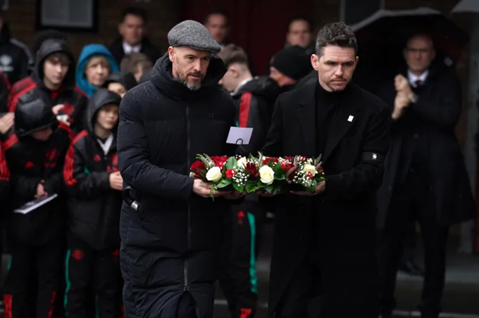 HLV trưởng Erik ten Hag đặt vòng hoa tưởng nhớ các nạn nhân của thảm họa Munich