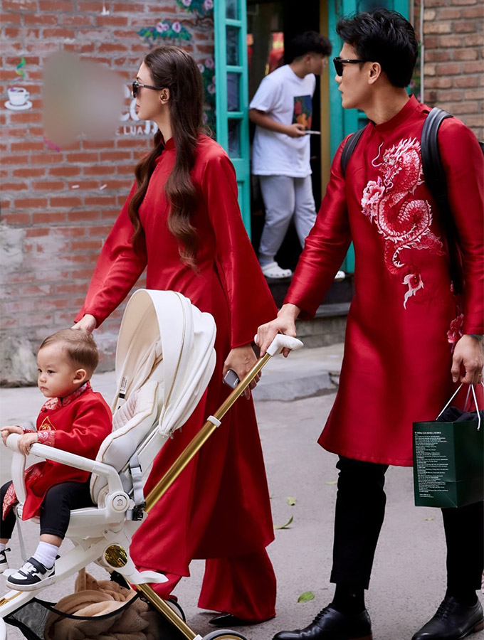 Vợ chồng Bùi Tiến Dũng mặc áo dài đỏ chụp ảnh đón Tết Nguyên Đán 2024 
