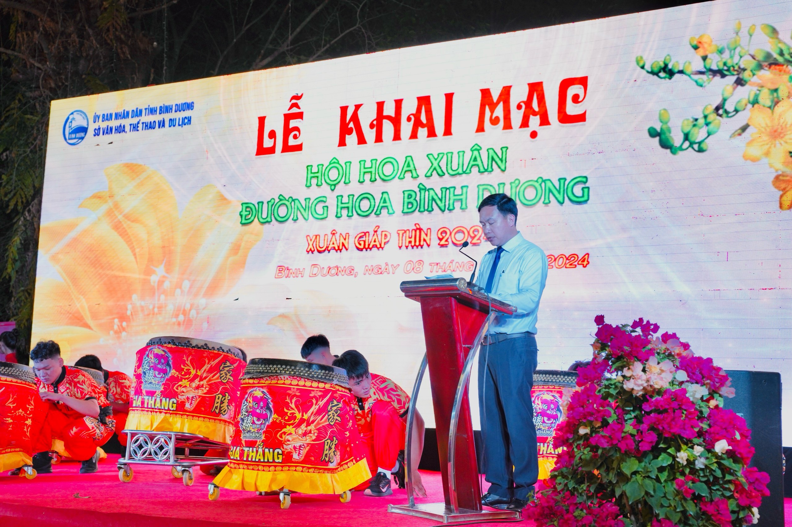 Ông Bùi Hữu Toàn - Giám đốc Sở Văn hoá Thể thao và Du lịch tỉnh Bình Dương phát biểu khai mạc Hội Hoa xuân Đường hoa Bình Dương năm 2024.