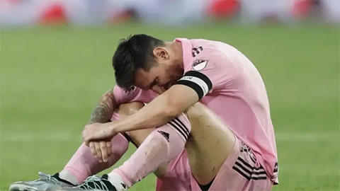 Lionel Messi bị dằn mặt ngay trên sân tập