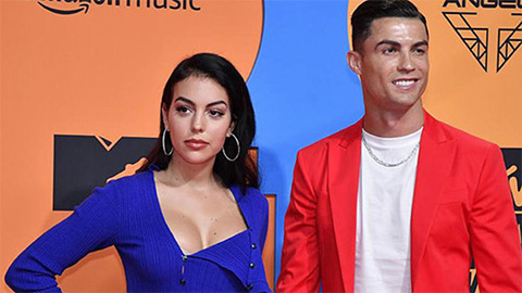 Choáng váng với màn cắt gọt vòng 3 của ‘vợ hờ’ Ronaldo