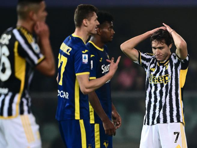 Juventus (áo sọc) dường như đã giương cờ trắng trong cuộc đua vô địch