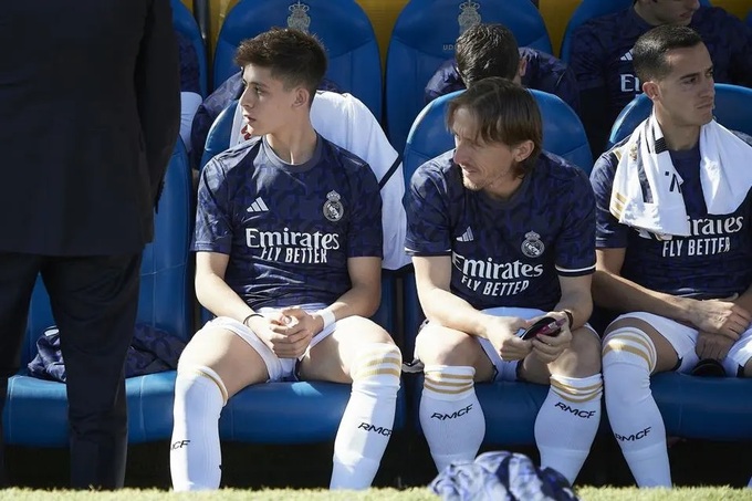 Modric (giữa) ngồi vêu vao trên băng ghế dự bị của Real Madrid