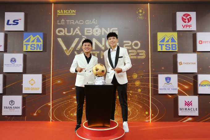 Kim Thanh và người đồng đội Bích Thuỳ tại đêm trao giải Quả bóng Vàng 2023. Ảnh: Quốc An