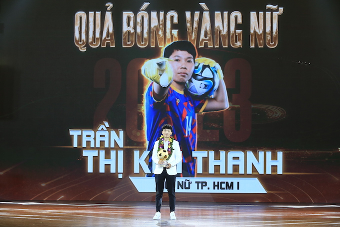 Kim Thanh lần đầu nhận danh hiệu Quả bóng vàng nữ - Ảnh: Quốc An