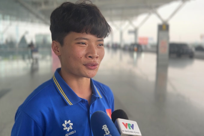 Ngọc Minh Chuyên, cầu thủ trẻ hay nhất năm 2023 đồng hành cùng U20 nữ Việt Nam.