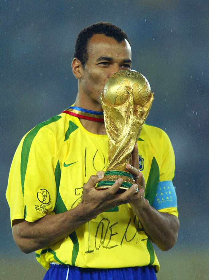 6. Cafu: Cafu được xem là một trong những hậu vệ phải xuất sắc nhất mọi thời đại. Anh cũng nắm giữ thành tích có số lần ra sân nhiều nhất trong màu áo tuyển Brazil. Cafu góp mặt ở 4 VCK World Cup từ năm 1994 đến năm 2006. Trong số này, anh cùng Brazil giành 2 cúp vàng thế giới vào các năm 1994, 2002.