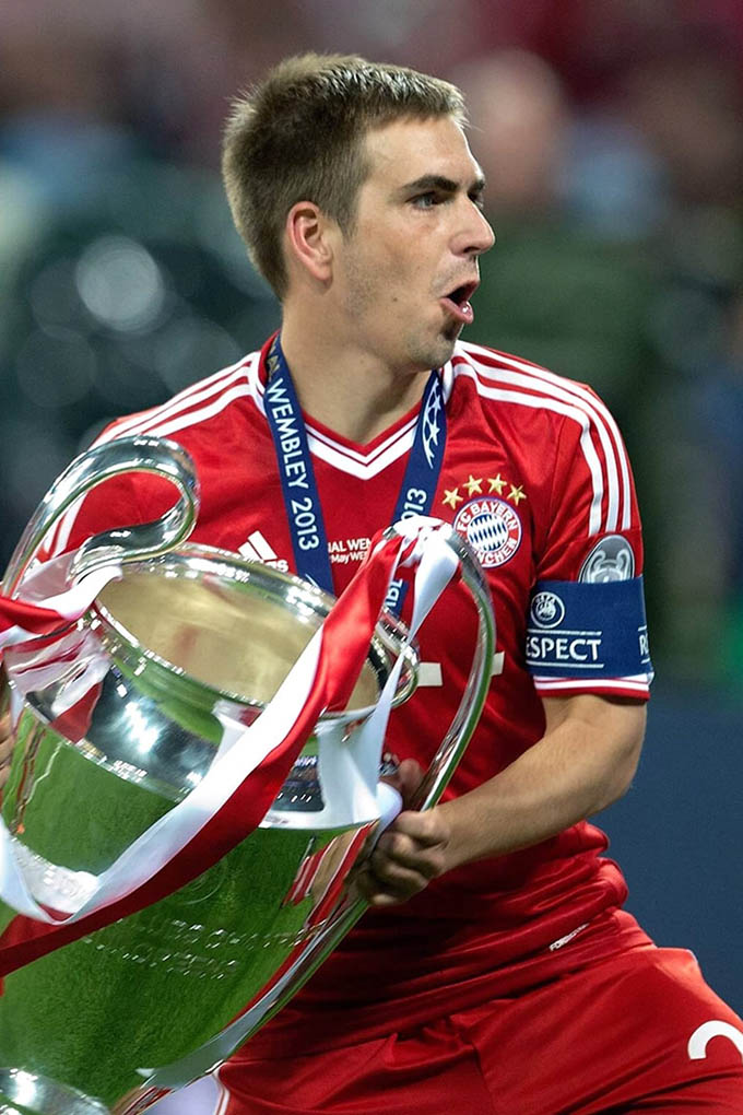 5. Philipp Lahm: Lahm nhỏ con nhưng tốc độ tuyệt vời và sở hữu tư duy chơi bóng thông minh. Cựu tuyển thủ quốc gia Đức giành nhiều danh hiệu cao quý: 8 Bundesliga, 1 Champions League, 1 World Cup trước khi chia tay sự nghiệp sân cỏ.