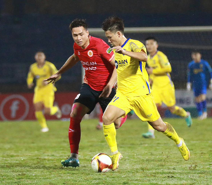 Việt Anh ghi bàn thắng đẹp mắt - Ảnh: SLNA FC 