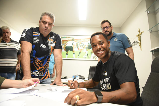Robinho hân hoan ký hợp đồng với Santos nhưng chỉ 1 tuần sau phải huỷ bỏ vì áp lực của vụ hiếp dâm