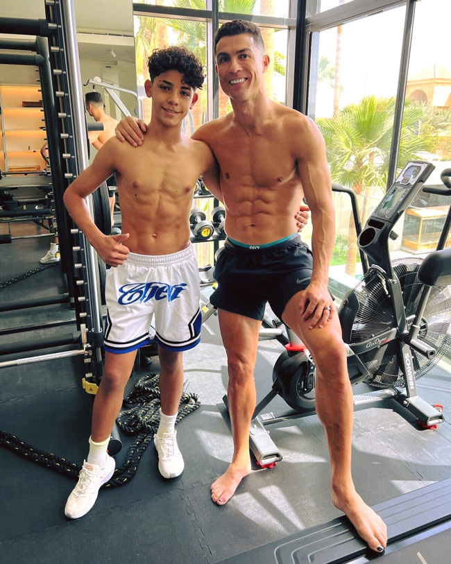 Ronaldo chia sẻ hình ảnh tập gym cùng con trai