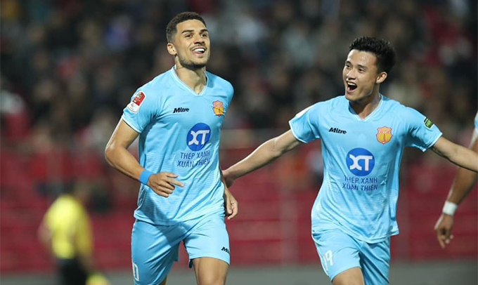 Văn Đạt (phải) đã có bàn thắng đầu tiên tại V.League trong sự nghiệp cầu thủ