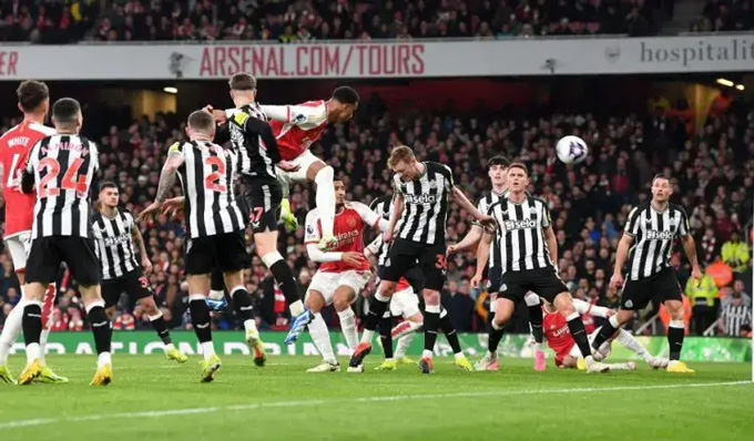 Gabriel đánh đầu dẫn đến bàn mở tỷ số của Arsenal