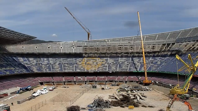 Khác với Bernabeu, Nou Camp của Barca đã bị đập hoàn toàn. Sân này cần vài năm để lộ diện hình dạng mới cũng như thu hồi lại phần vốn đã đầu tư