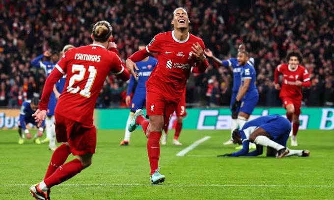 Van Dijk trở thành người hùng của Liverpool